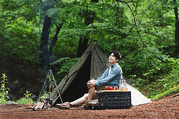 포토 JPG 주간 전신 나무 응시 남자 맨라이프 탁자 휴가 휴식 텐트 한명 미소 앉기 성인 취미 야외 옆모습 30대 캠핑 한국인 랜턴 사과 숲 반합 싱글라이프 성인남자한명만 캠핑박스 국내포토 자연요소 식물 1 라이프스타일 시선 뷰포인트 가구 컨셉 과일 모션 레저 조명 표정 캠핑도구 사람 동양인 장년 남자한명만 성인남자만 파일형식