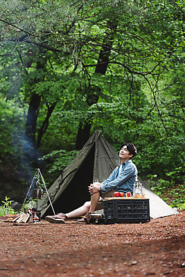 포토 JPG 주간 전신 나무 응시 남자 맨라이프 탁자 휴가 휴식 텐트 한명 미소 앉기 성인 취미 야외 옆모습 30대 캠핑 한국인 랜턴 연기 사과 숲 반합 싱글라이프 성인남자한명만 캠핑박스 국내포토 자연요소 식물 1 라이프스타일 시선 뷰포인트 가구 컨셉 과일 모션 레저 조명 표정 캠핑도구 사람 동양인 장년 남자한명만 성인남자만 파일형식