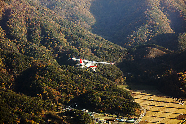 포토 JPG 주간 산 논 사람없음 야외 비행 경상남도 경비행기 함양 전경 국내포토 자연요소 농업 비행기 풍경 경상도 파일형식 탑뷰