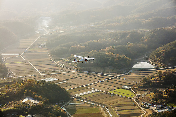 포토 JPG 주간 산 논 사람없음 야외 비행 경상남도 경비행기 함양 전경 국내포토 자연요소 농업 비행기 풍경 경상도 파일형식 탑뷰