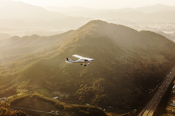 포토 JPG 주간 도로 산 사람없음 야외 비행 경상남도 경비행기 함양 전경 국내포토 자연요소 길 교통시설 비행기 풍경 경상도 파일형식 탑뷰