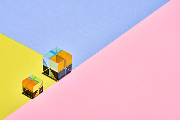 포토 JPG 스튜디오촬영 실내 사람없음 빛 반사 큐브 파란배경 정사각형 스펙트럼 프리즘 분홍색배경 국내포토 도형 분홍색 백그라운드 내부 파란색 광학기기 파일형식