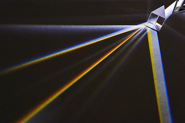 포토 JPG 스튜디오촬영 검은배경 실내 사람없음 빛 반사 광선 삼각형 스펙트럼 프리즘 국내포토 도형 백그라운드 내부 검은색 광학기기 파일형식