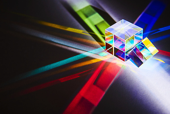 포토 JPG 스튜디오촬영 검은배경 실내 사람없음 빛 반사 광선 큐브 정사각형 스펙트럼 프리즘 국내포토 도형 백그라운드 내부 검은색 광학기기 파일형식