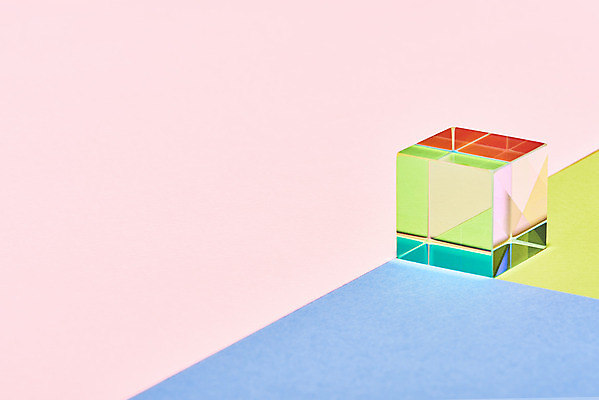 포토 JPG 스튜디오촬영 실내 사람없음 빛 반사 큐브 파란배경 정사각형 스펙트럼 프리즘 분홍색배경 국내포토 도형 분홍색 백그라운드 내부 파란색 광학기기 파일형식