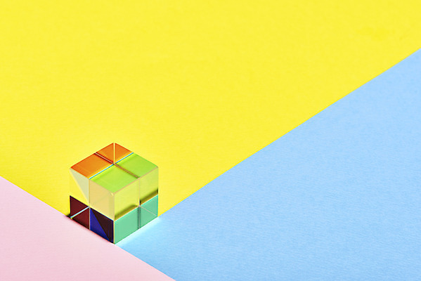 포토 JPG 스튜디오촬영 실내 사람없음 빛 반사 큐브 파란배경 정사각형 노란배경 스펙트럼 프리즘 국내포토 도형 백그라운드 내부 파란색 노란색 광학기기 파일형식