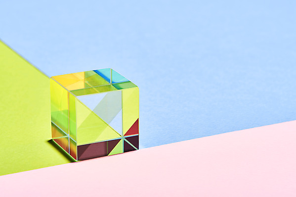 포토 JPG 스튜디오촬영 실내 사람없음 빛 반사 큐브 파란배경 정사각형 스펙트럼 프리즘 분홍색배경 국내포토 도형 분홍색 백그라운드 내부 파란색 광학기기 파일형식