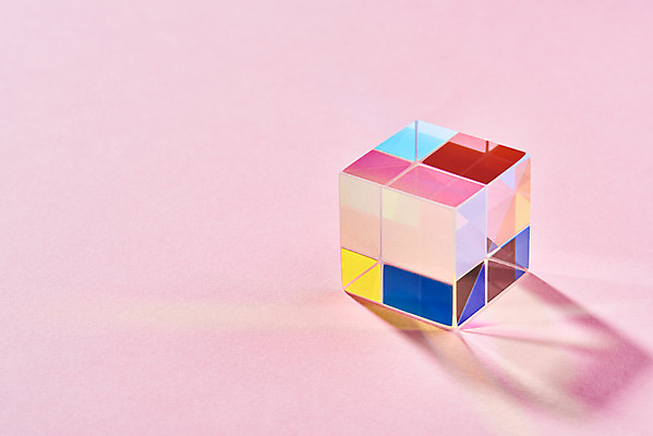 포토 JPG 스튜디오촬영 실내 그림자 사람없음 빛 반사 큐브 정사각형 스펙트럼 프리즘 분홍색배경 국내포토 도형 분홍색 백그라운드 내부 광학기기 파일형식