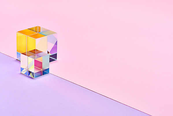 포토 JPG 스튜디오촬영 실내 사람없음 빛 반사 큐브 정사각형 보라색배경 스펙트럼 프리즘 분홍색배경 국내포토 도형 분홍색 백그라운드 내부 보라색 광학기기 파일형식