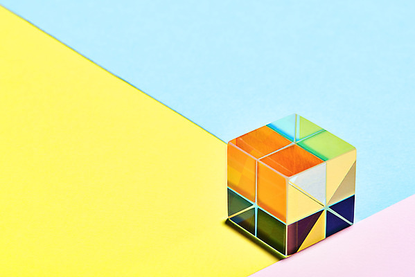 포토 JPG 스튜디오촬영 실내 사람없음 빛 반사 큐브 파란배경 정사각형 노란배경 스펙트럼 프리즘 국내포토 도형 백그라운드 내부 파란색 노란색 광학기기 파일형식