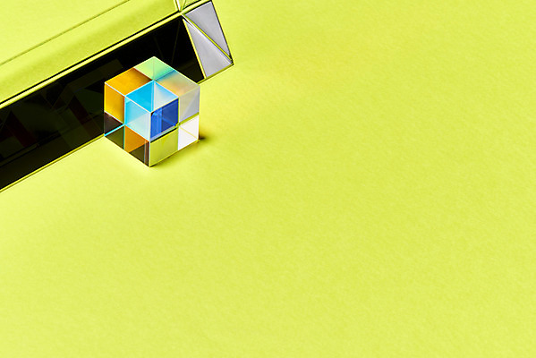 포토 JPG 스튜디오촬영 실내 사람없음 빛 반사 삼각형 큐브 정사각형 스펙트럼 프리즘 초록배경 국내포토 도형 백그라운드 내부 초록색 광학기기 파일형식