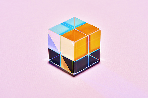 포토 JPG 스튜디오촬영 실내 사람없음 빛 반사 큐브 정사각형 스펙트럼 프리즘 분홍색배경 국내포토 도형 분홍색 백그라운드 내부 광학기기 파일형식