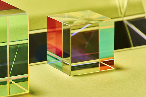 포토 JPG 스튜디오촬영 실내 근접촬영 사람없음 빛 반사 큐브 정사각형 스펙트럼 프리즘 초록배경 국내포토 도형 뷰포인트 백그라운드 내부 초록색 광학기기 파일형식