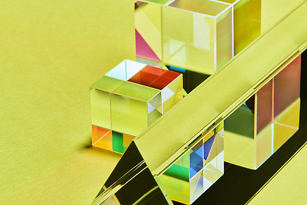 포토 JPG 스튜디오촬영 실내 사람없음 빛 반사 삼각형 큐브 정사각형 스펙트럼 프리즘 초록배경 국내포토 도형 백그라운드 내부 초록색 광학기기 파일형식