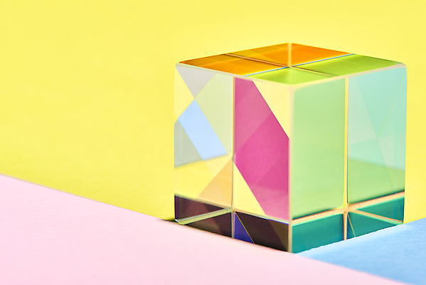 포토 JPG 스튜디오촬영 실내 사람없음 빛 반사 큐브 정사각형 노란배경 스펙트럼 프리즘 국내포토 도형 백그라운드 내부 노란색 광학기기 파일형식