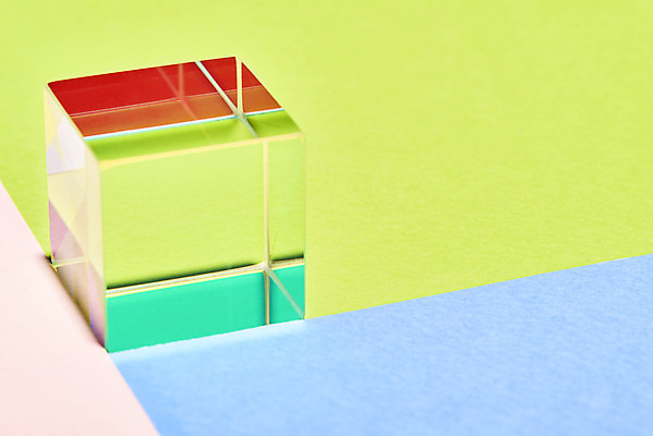 포토 JPG 스튜디오촬영 실내 사람없음 빛 반사 큐브 파란배경 정사각형 스펙트럼 프리즘 초록배경 국내포토 도형 백그라운드 내부 초록색 파란색 광학기기 파일형식