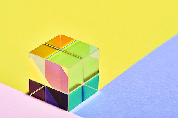 포토 JPG 스튜디오촬영 실내 사람없음 빛 반사 큐브 파란배경 정사각형 노란배경 스펙트럼 프리즘 국내포토 도형 백그라운드 내부 파란색 노란색 광학기기 파일형식