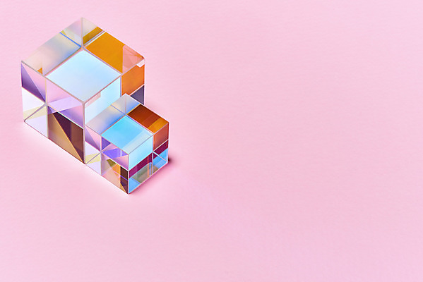 포토 JPG 스튜디오촬영 실내 사람없음 빛 반사 큐브 정사각형 스펙트럼 프리즘 분홍색배경 국내포토 도형 분홍색 백그라운드 내부 광학기기 파일형식