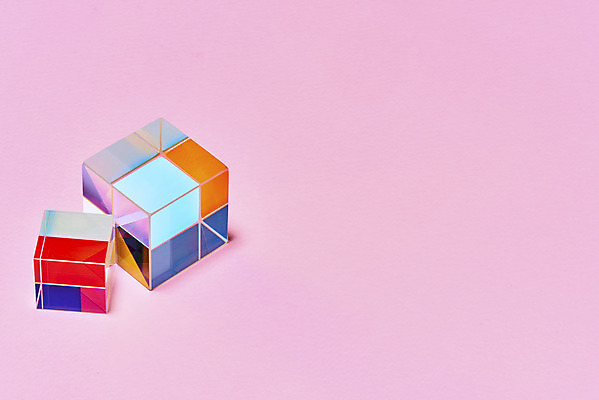 포토 JPG 스튜디오촬영 실내 사람없음 빛 반사 큐브 정사각형 스펙트럼 프리즘 분홍색배경 국내포토 도형 분홍색 백그라운드 내부 광학기기 파일형식