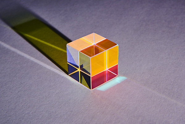 포토 JPG 스튜디오촬영 회색배경 실내 그림자 사람없음 빛 반사 광선 큐브 정사각형 스펙트럼 프리즘 국내포토 도형 백그라운드 내부 회색 광학기기 파일형식