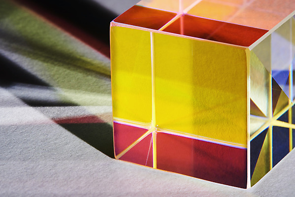 포토 JPG 스튜디오촬영 회색배경 실내 그림자 근접촬영 사람없음 빛 반사 광선 큐브 정사각형 스펙트럼 프리즘 국내포토 도형 뷰포인트 백그라운드 내부 회색 광학기기 파일형식