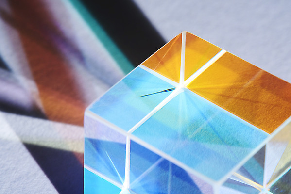 포토 JPG 스튜디오촬영 실내 그림자 근접촬영 사람없음 빛 반사 광선 큐브 흰배경 정사각형 스펙트럼 프리즘 국내포토 도형 뷰포인트 백그라운드 내부 흰색 광학기기 파일형식