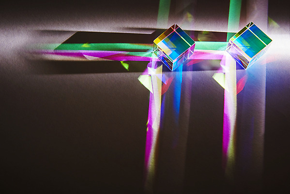 포토 JPG 스튜디오촬영 검은배경 실내 그림자 사람없음 빛 반사 광선 큐브 정사각형 스펙트럼 프리즘 국내포토 도형 백그라운드 내부 검은색 광학기기 파일형식