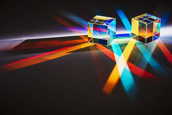 포토 JPG 스튜디오촬영 검은배경 실내 사람없음 빛 반사 광선 큐브 정사각형 스펙트럼 프리즘 국내포토 도형 백그라운드 내부 검은색 광학기기 파일형식