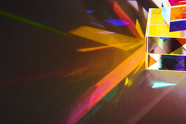 포토 JPG 스튜디오촬영 검은배경 실내 사람없음 빛 반사 쌓기 광선 큐브 정사각형 스펙트럼 프리즘 국내포토 도형 백그라운드 모션 내부 검은색 광학기기 파일형식