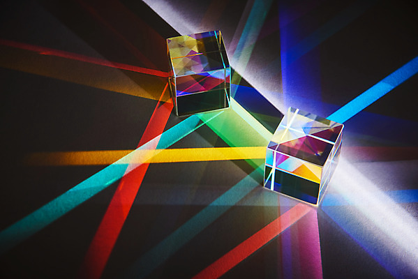 포토 JPG 스튜디오촬영 검은배경 실내 사람없음 빛 반사 광선 큐브 정사각형 스펙트럼 프리즘 국내포토 도형 백그라운드 내부 검은색 광학기기 파일형식