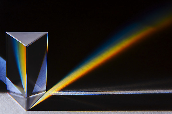 포토 JPG 스튜디오촬영 무지개 검은배경 실내 사람없음 빛 반사 광선 삼각형 스펙트럼 프리즘 국내포토 자연요소 도형 백그라운드 내부 검은색 광학기기 파일형식