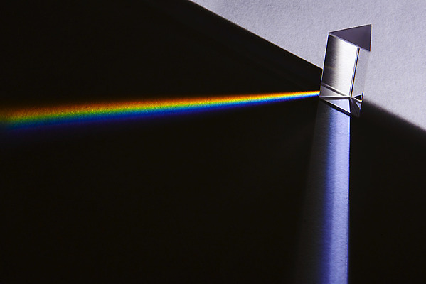 포토 JPG 스튜디오촬영 무지개 검은배경 실내 사람없음 빛 반사 광선 삼각형 스펙트럼 프리즘 국내포토 자연요소 도형 백그라운드 내부 검은색 광학기기 파일형식