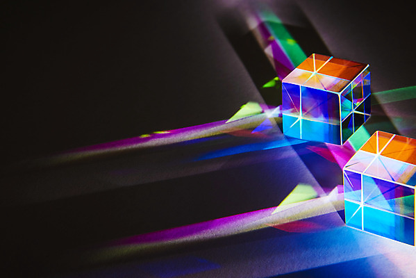 포토 JPG 스튜디오촬영 검은배경 실내 사람없음 빛 반사 광선 큐브 정사각형 스펙트럼 프리즘 국내포토 도형 백그라운드 내부 검은색 광학기기 파일형식