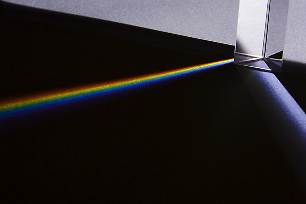 포토 JPG 스튜디오촬영 무지개 검은배경 실내 사람없음 빛 반사 광선 삼각형 스펙트럼 프리즘 국내포토 자연요소 도형 백그라운드 내부 검은색 광학기기 파일형식