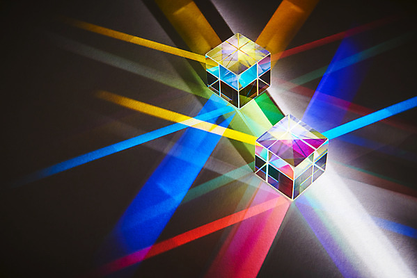 포토 JPG 스튜디오촬영 검은배경 실내 사람없음 빛 반사 광선 큐브 정사각형 스펙트럼 프리즘 국내포토 도형 백그라운드 내부 검은색 광학기기 파일형식