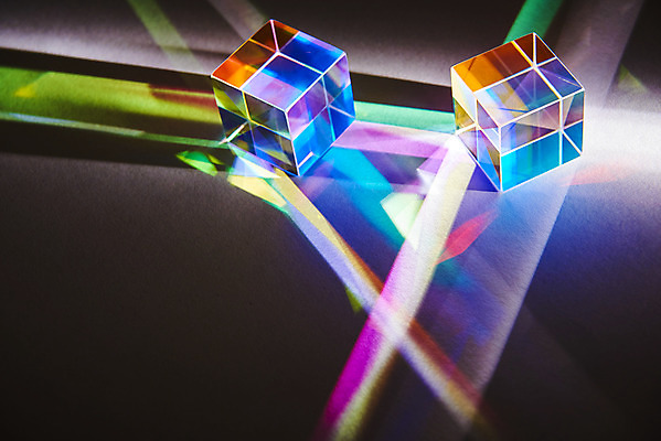 포토 JPG 스튜디오촬영 검은배경 실내 사람없음 빛 반사 광선 큐브 정사각형 스펙트럼 프리즘 국내포토 도형 백그라운드 내부 검은색 광학기기 파일형식