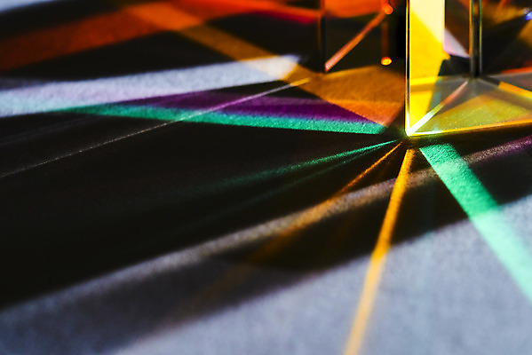 포토 JPG 스튜디오촬영 회색배경 실내 근접촬영 사람없음 빛 반사 광선 모서리 스펙트럼 프리즘 국내포토 뷰포인트 백그라운드 내부 회색 광학기기 파일형식