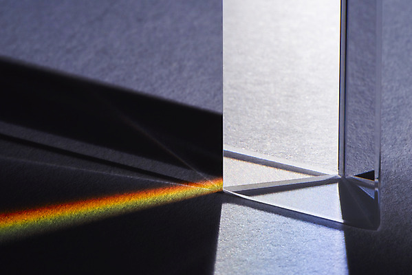 포토 JPG 스튜디오촬영 무지개 회색배경 실내 근접촬영 사람없음 빛 반사 광선 모서리 삼각형 스펙트럼 프리즘 국내포토 자연요소 도형 뷰포인트 백그라운드 내부 회색 광학기기 파일형식