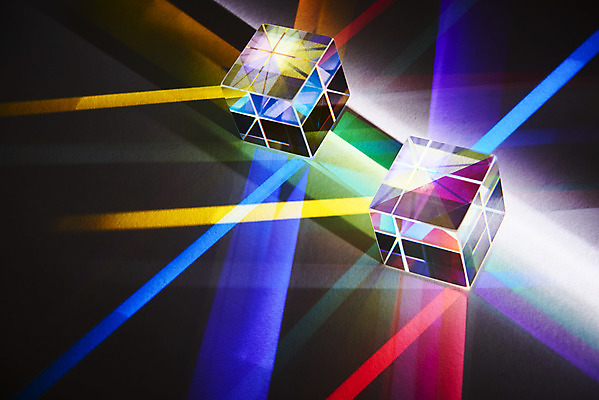 포토 JPG 스튜디오촬영 검은배경 실내 사람없음 빛 반사 광선 큐브 정사각형 스펙트럼 프리즘 국내포토 도형 백그라운드 내부 검은색 광학기기 파일형식