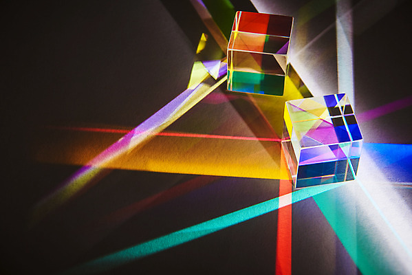 포토 JPG 스튜디오촬영 검은배경 실내 사람없음 빛 반사 광선 큐브 정사각형 스펙트럼 프리즘 국내포토 도형 백그라운드 내부 검은색 광학기기 파일형식