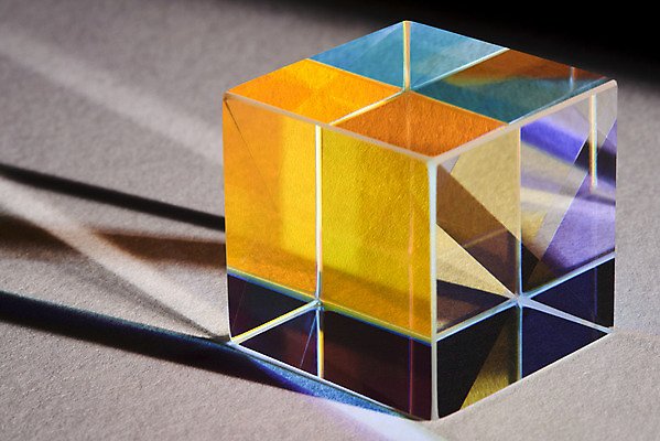 포토 JPG 스튜디오촬영 회색배경 실내 근접촬영 사람없음 빛 반사 큐브 정사각형 스펙트럼 프리즘 국내포토 도형 뷰포인트 백그라운드 내부 회색 광학기기 파일형식