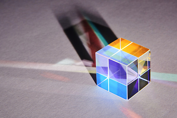 포토 JPG 스튜디오촬영 회색배경 실내 그림자 사람없음 빛 반사 광선 큐브 정사각형 스펙트럼 프리즘 국내포토 도형 백그라운드 내부 회색 광학기기 파일형식