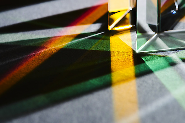 포토 JPG 스튜디오촬영 회색배경 실내 그림자 근접촬영 사람없음 빛 반사 광선 모서리 삼각형 스펙트럼 프리즘 국내포토 도형 뷰포인트 백그라운드 내부 회색 광학기기 파일형식