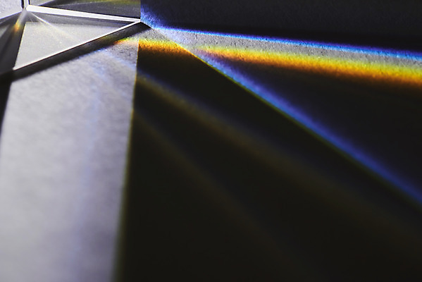 포토 JPG 스튜디오촬영 무지개 검은배경 실내 근접촬영 사람없음 빛 반사 광선 모서리 삼각형 스펙트럼 프리즘 국내포토 자연요소 도형 뷰포인트 백그라운드 내부 검은색 광학기기 파일형식