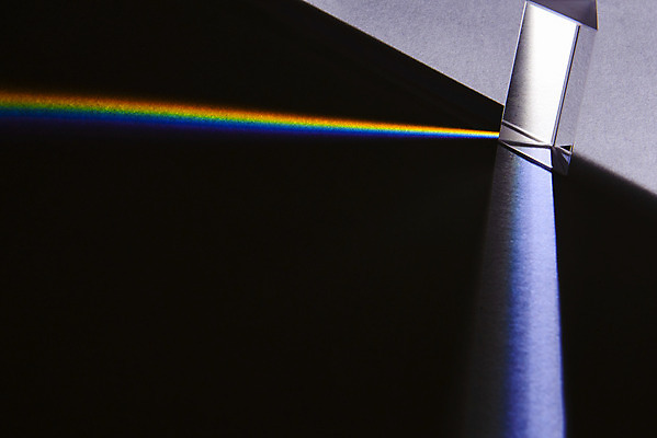 포토 JPG 스튜디오촬영 무지개 검은배경 실내 사람없음 빛 반사 광선 모서리 삼각형 스펙트럼 프리즘 국내포토 자연요소 도형 백그라운드 내부 검은색 광학기기 파일형식