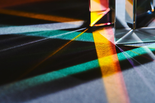 포토 JPG 스튜디오촬영 회색배경 실내 그림자 근접촬영 사람없음 빛 반사 광선 삼각형 스펙트럼 프리즘 국내포토 도형 뷰포인트 백그라운드 내부 회색 광학기기 파일형식