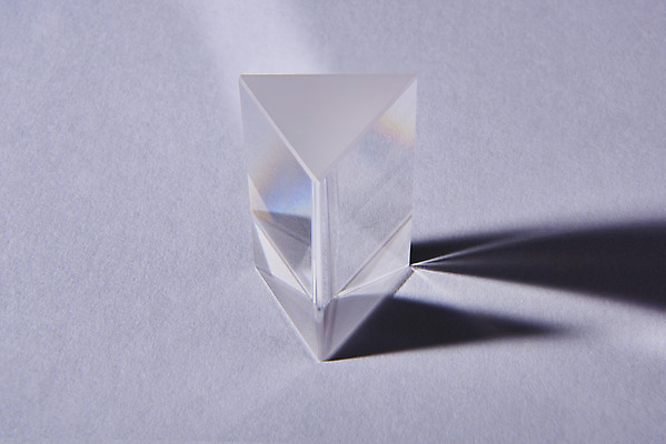 포토 JPG 스튜디오촬영 회색배경 실내 그림자 사람없음 빛 반사 광선 삼각형 스펙트럼 프리즘 국내포토 도형 백그라운드 내부 회색 광학기기 파일형식