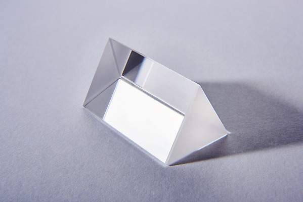 포토 JPG 스튜디오촬영 회색배경 실내 그림자 사람없음 빛 반사 삼각형 스펙트럼 프리즘 국내포토 도형 백그라운드 내부 회색 광학기기 파일형식