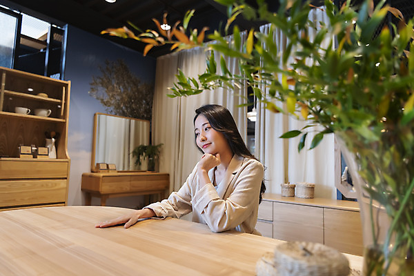포토 JPG 우먼라이프 응시 여자 가구 탁자 실내 한명 미소 상반신 20대 성인 옆모습 쇼핑 턱괴기 한국인 찬장 화장대 싱글라이프 성인여자한명만 가구점 국내포토 1 라이프스타일 시선 뷰포인트 생활용품 모션 표정 사람 동양인 청년 내부 상점 여자한명만 성인여자만 파일형식