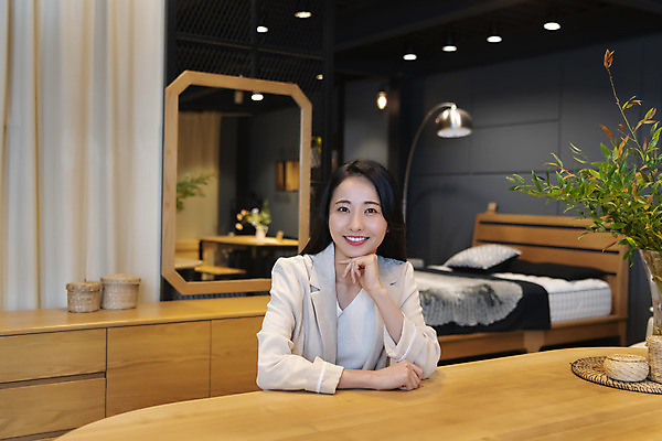 포토 JPG 우먼라이프 응시 여자 가구 탁자 실내 한명 미소 상반신 20대 성인 앞모습 쇼핑 턱괴기 한국인 침대 싱글라이프 성인여자한명만 가구점 국내포토 1 라이프스타일 시선 뷰포인트 생활용품 모션 표정 사람 동양인 청년 내부 상점 여자한명만 성인여자만 파일형식